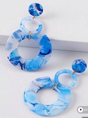 1 Pair Fashionable Elegant Multicolor Acrylic Pendant Earrings, New.